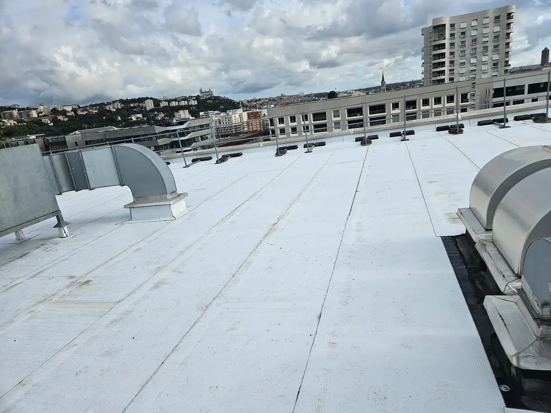Toiture-terrasse accessible entièrement rénové de l'Hotel de Région de Lyon