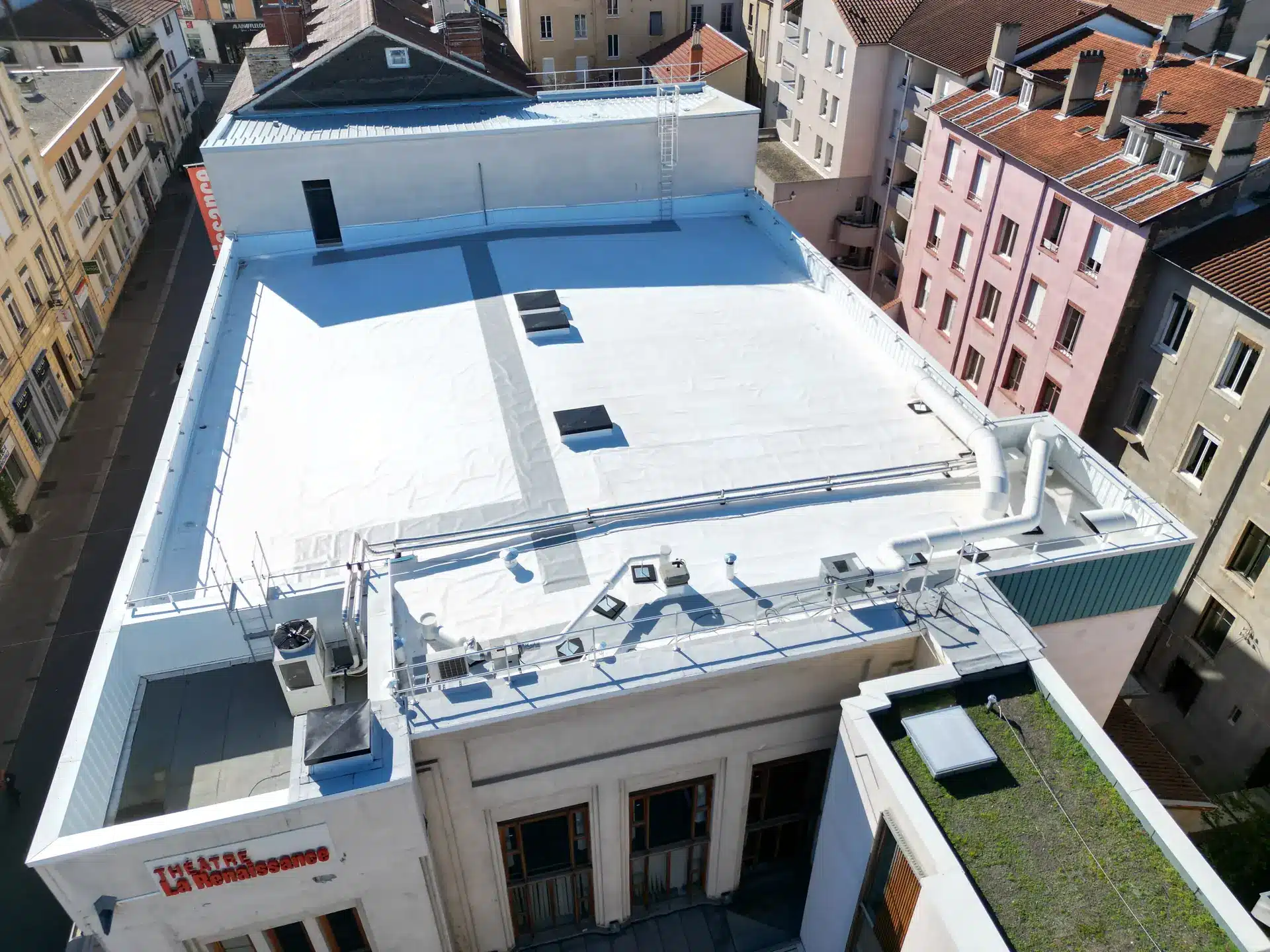 Vue de haut de la toiture du théâtre de la Renaissance après réfection d'étanchéité - Oullins