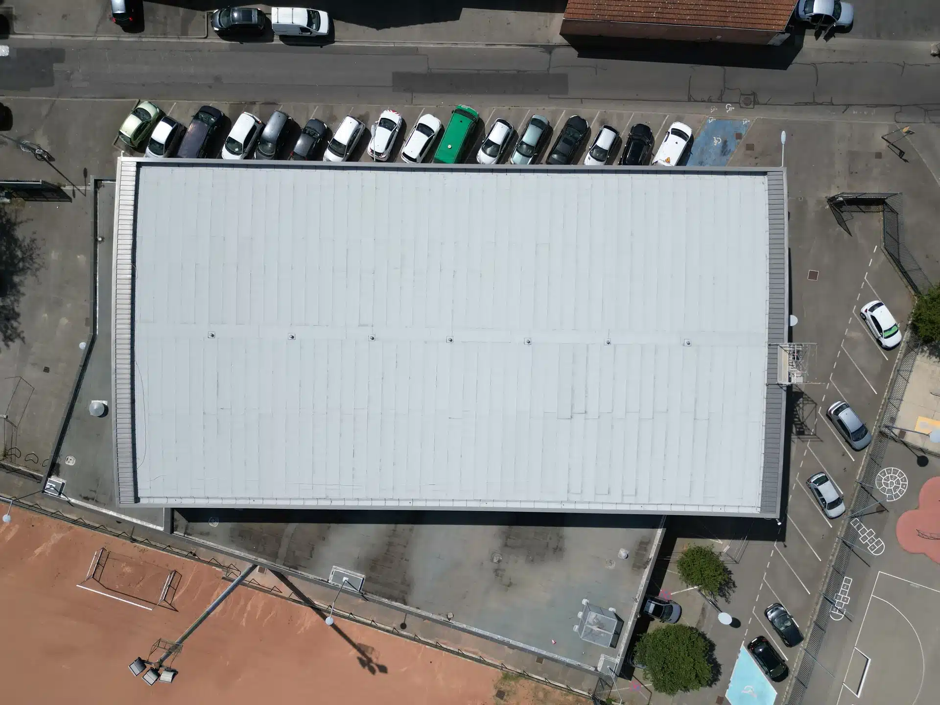 Photo drone de la toiture du gymnase Pierre Albalate après travaux d'étanchéité - Vénissieux