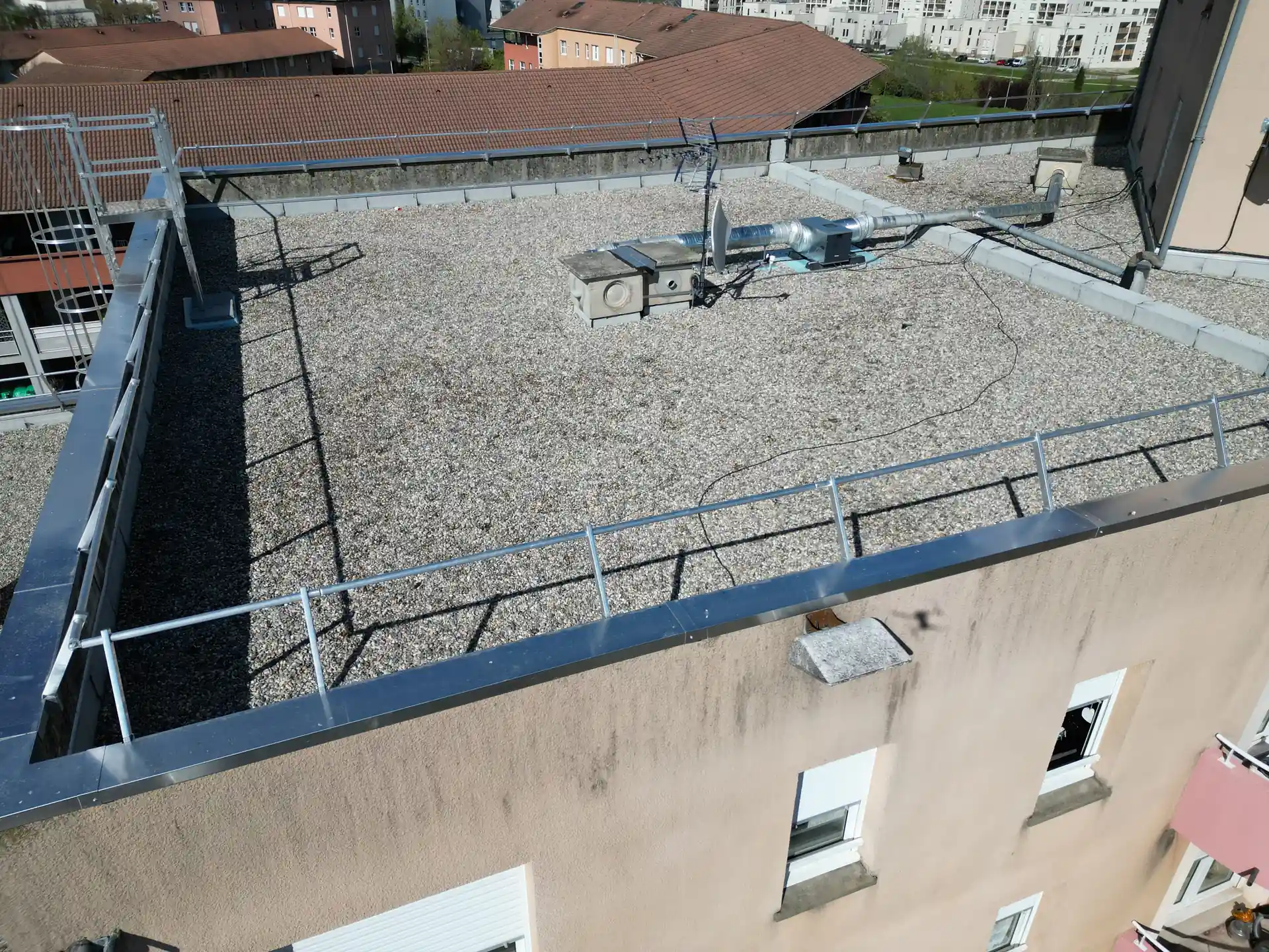 En pleine réfection d'étanchéité sur ce toit