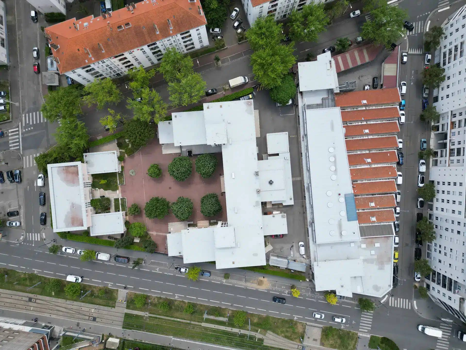 Vue à vol d'oiseau de l'EPNAK de Lyon après réfection d'étanchéité de toitures-terrasses