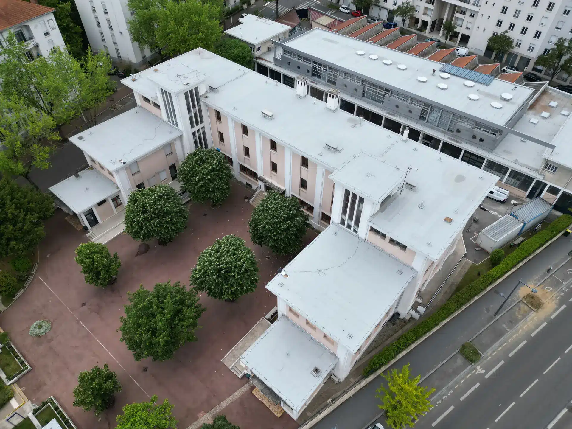 Vue de haut des toitures-terrasses rénové de l’EPNAK de Lyon