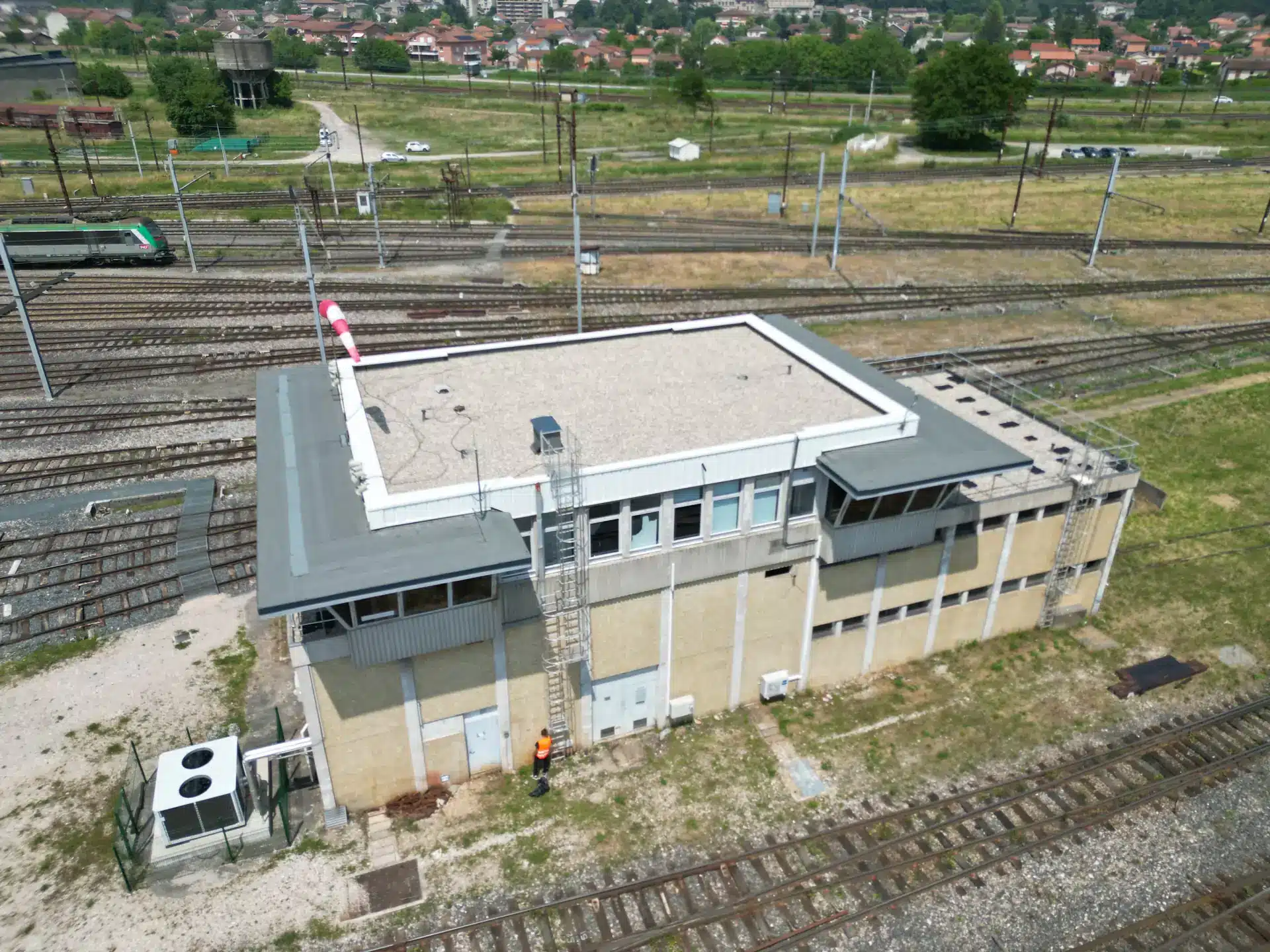 Vue d'un site SNCF après travaux de bardage - Ambérieu-en-Bugey