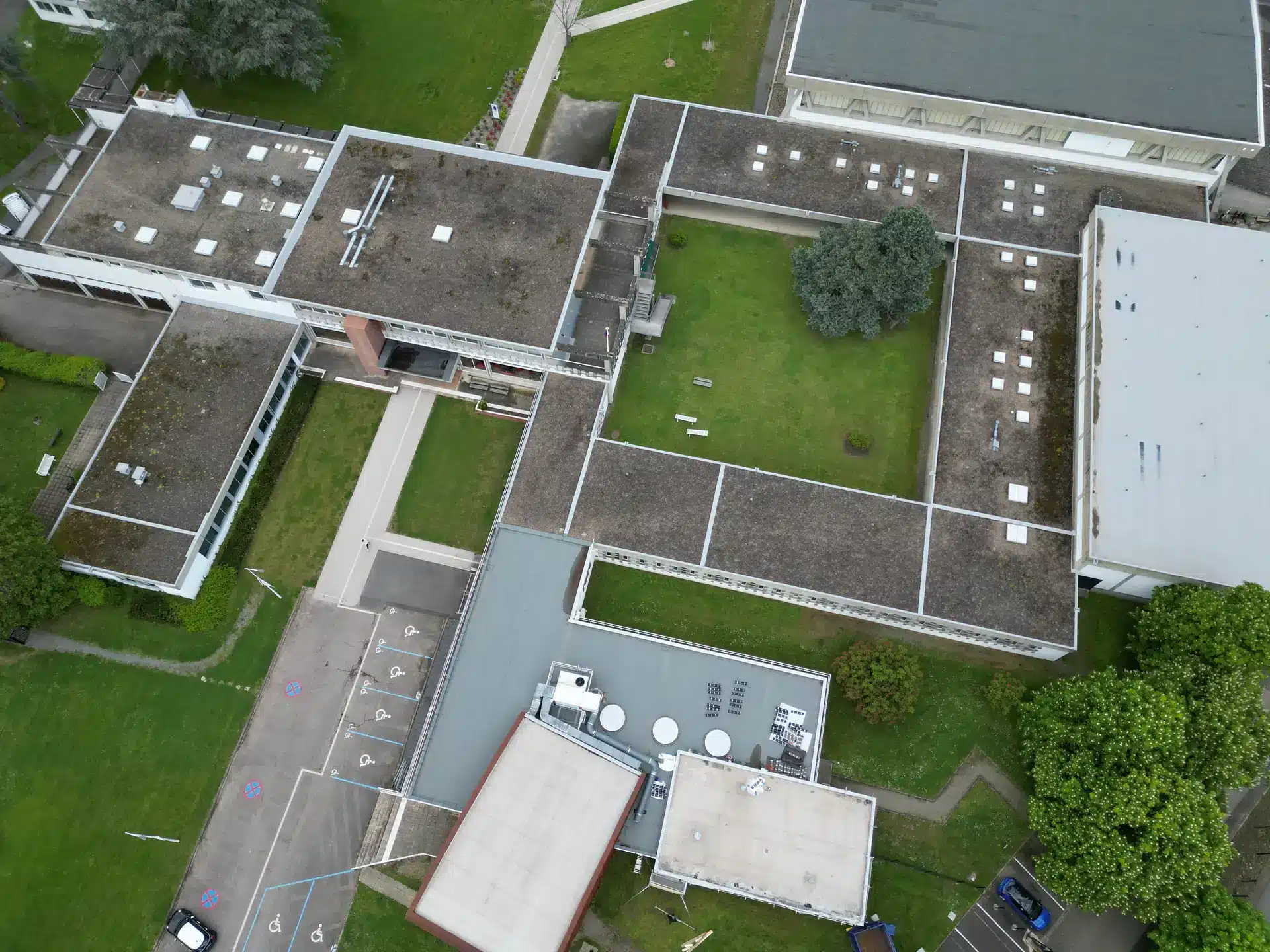 Vue de haut du complexe sportif où nous sommes intervenus