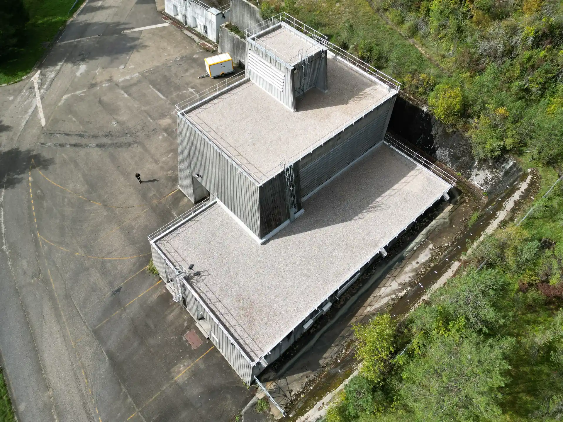 Travaux d’étanchéité de toitures-terrasses d'une usine dans l'Ain