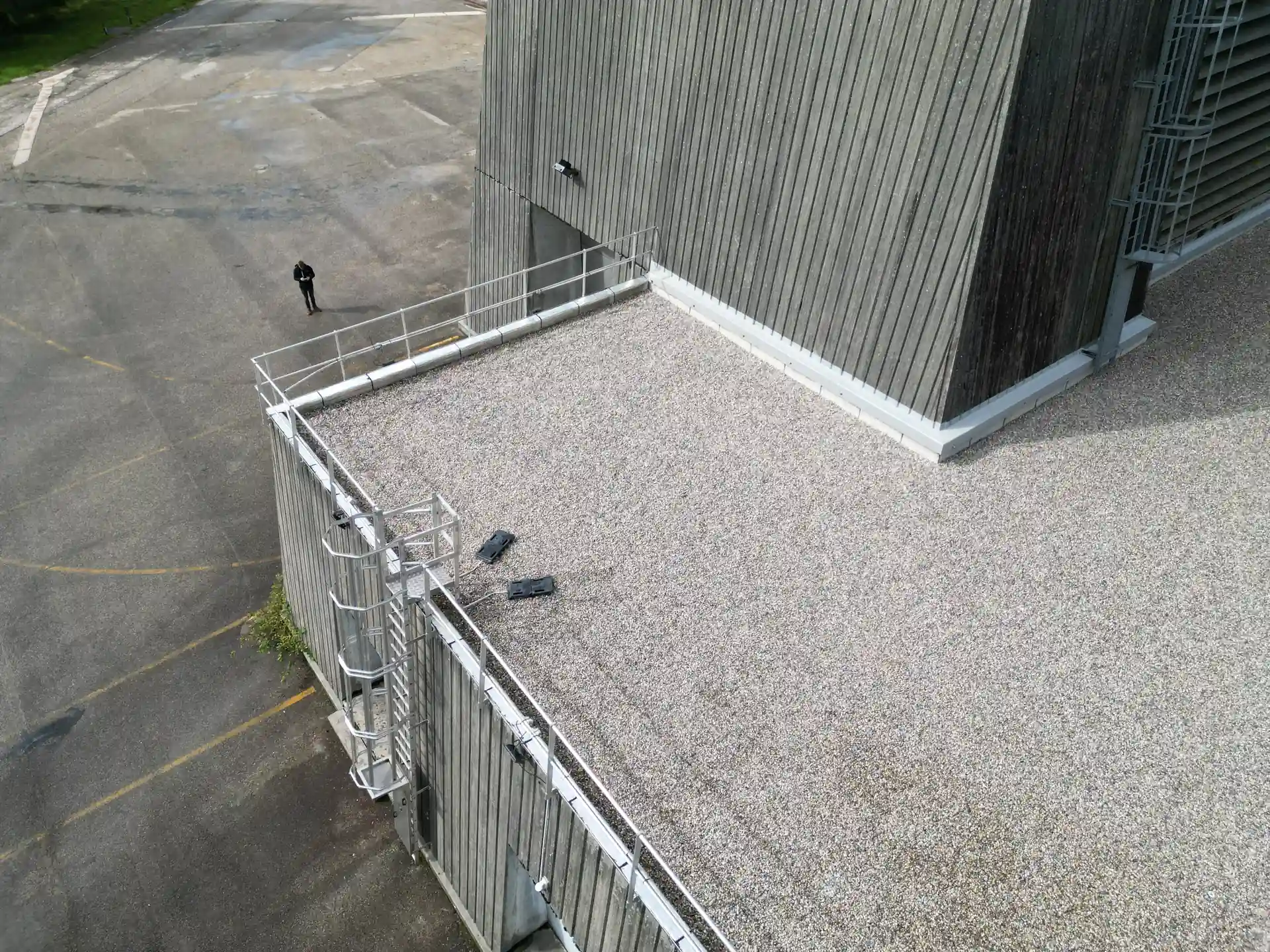 Un travail remarquable d’étanchéité du toit-terrasse de cette usine dans l'Ain
