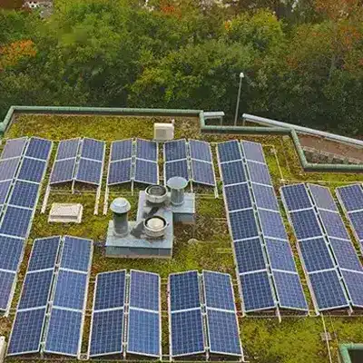 Panneaux solaires sur toit terasse