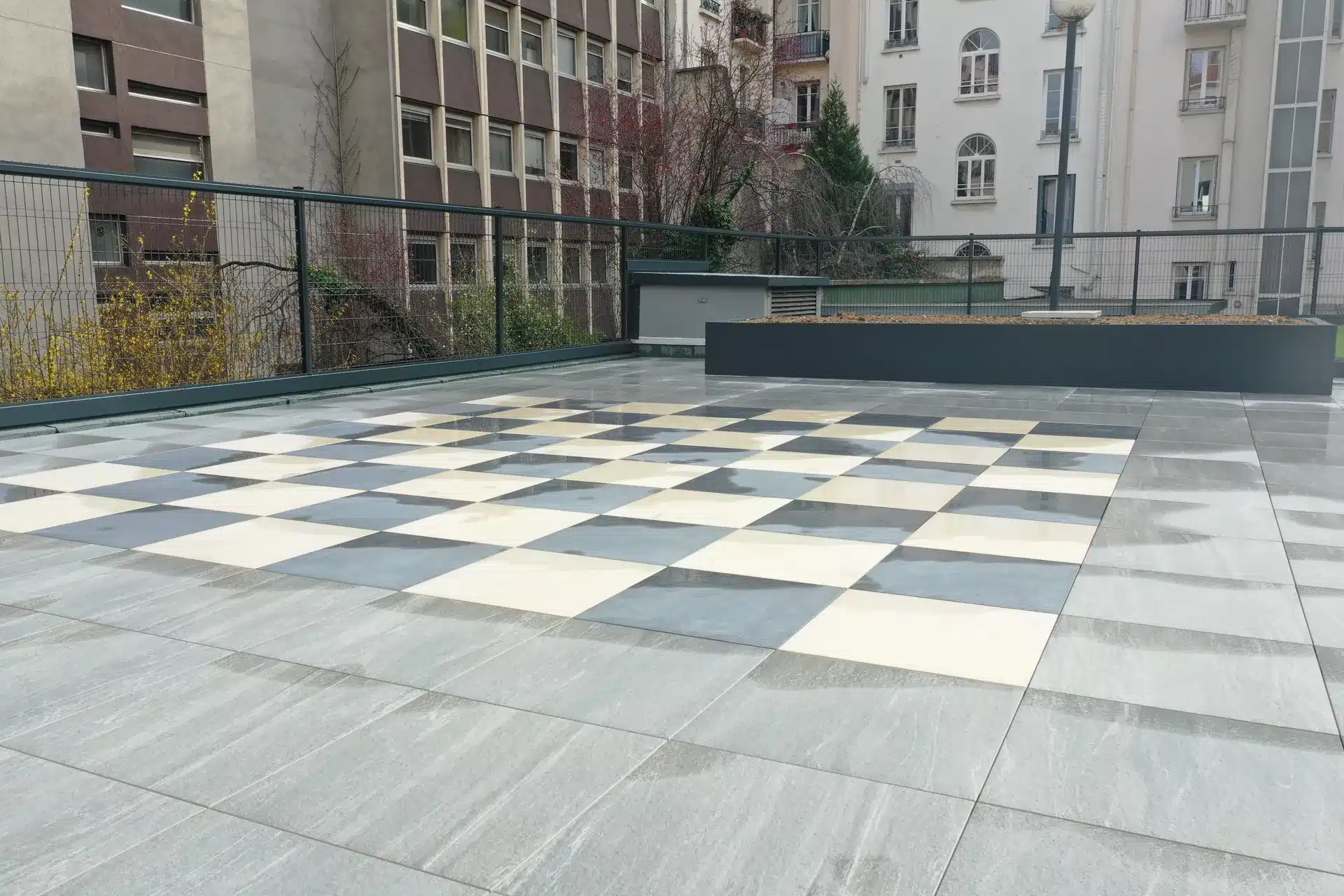 Damier autour de l'étanchéité pour un rendu design