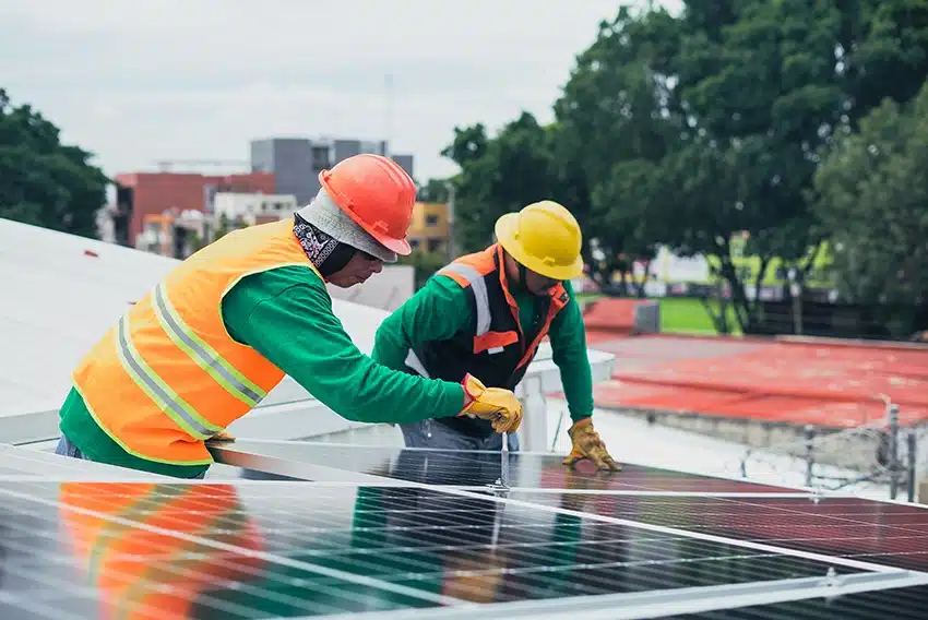 Professionnels en train d'installer des panneaux photovoltaïques