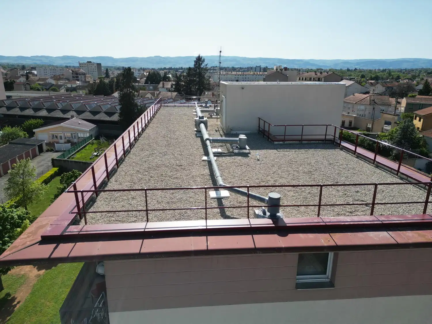 toiture-terrasse-heloise-roanne-relevés-couvertines-bordeaux Toiture-terrasse rénovée de la résidence Héloïse à Roanne, relevés d'étanchéité et couvertines aluminium laqué bordeaux